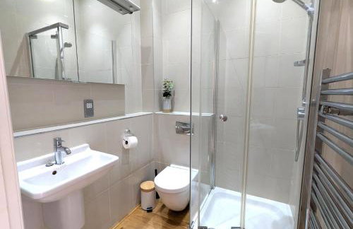 Luxury 2 Bed Apt, Sleeps 4, Secure PRKG-1 Car, Ascot Racecourse 5min walk, Legoland & Lapland 8mins, Windsor 15mins - Foto 4