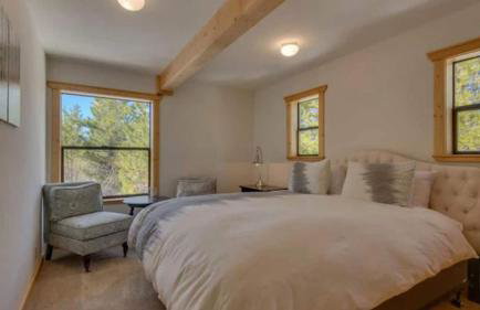 Black Bear by Avantstay Spacious Viking Lodge in Tahoe Donner w/ Game Room & Hot Tub! - Photo 26
