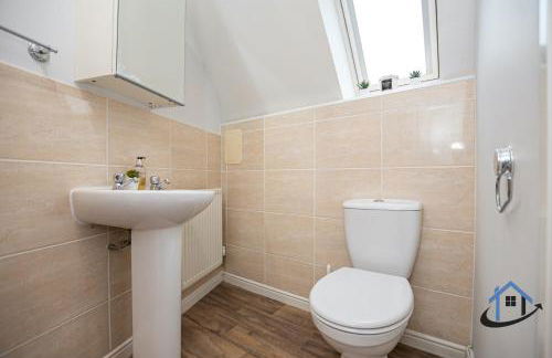 Garfield House, 3 bed house, sleeps 7, Nr Rushden Lakes, allocated parking, corporates welcome - Foto 9