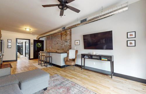 Steps to Dtwn and Rock River! Couples Retreat - Foto 17