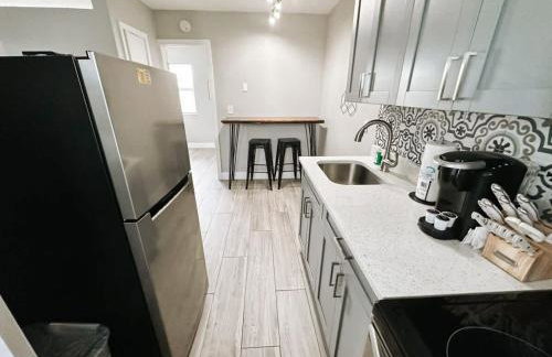 Rustic Retreats Beachy 1BR for 4 guests in the heart of Fort Lauderdale - Foto 6