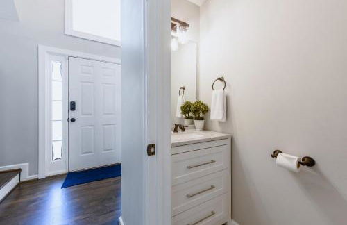 Fully Fenced & Stylish 3BR Near LakePoint Sports - Foto 14