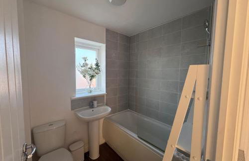 Modern & Spacious 3-Bedroom Home in Dartford, Ideal for Families, Groups and Contractors - Photo 12