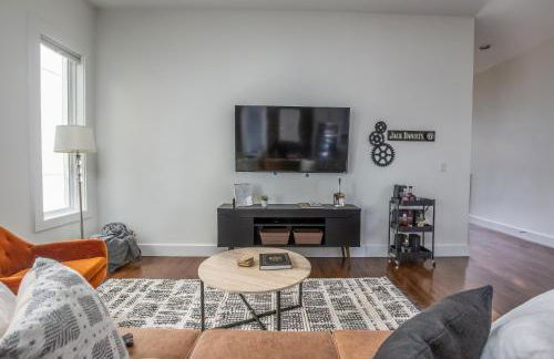 Jack Daniels House with Rooftop Golf, City views! 8min to Whiskey Row! Sleeps 10! - Foto 28