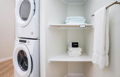 Newly Built Coastal Home with Yard - Foto 11