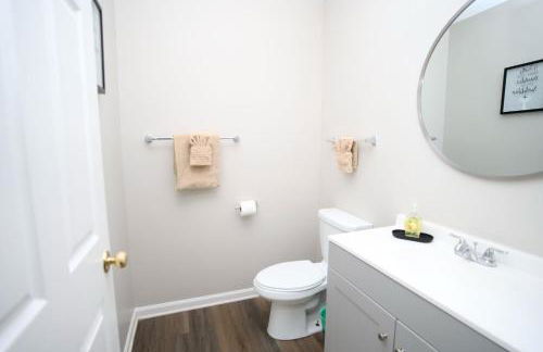 Modern Two BR Townhome, Workspace, Free Parking and Wi-Fi - Foto 22