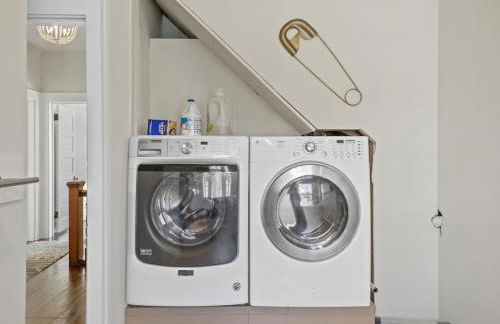 Deluxe 6 Bedroom 3 Min to Downtown w 2-car Driveway - Foto 67