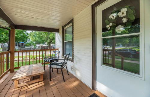 Beautiful 2 Bed 1 Bath home near College Hill - Photo 2