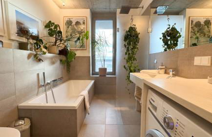 Stylish Riverfront Penthouse with Skyline View - Foto 16