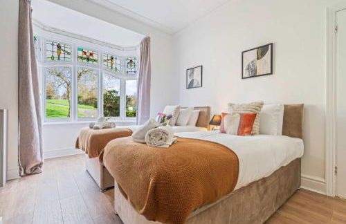 Charming and Spacious Home in Cradley Heath by 53 Degrees Property Sleeps 8 - Foto 11