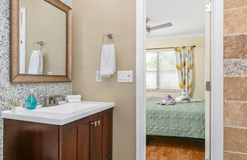 Spacious 4BR 2 5BA Family Retreat Pool Near Beach - Foto 38