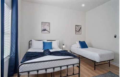 5BR3BA Minutes from the Action with Skyline Views - Foto 29