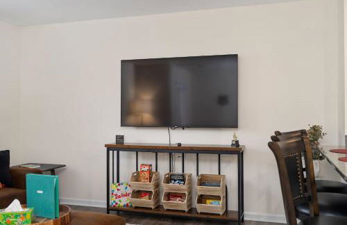 New 3BR Raceday Retreat - Steps from Speedway - Foto 12