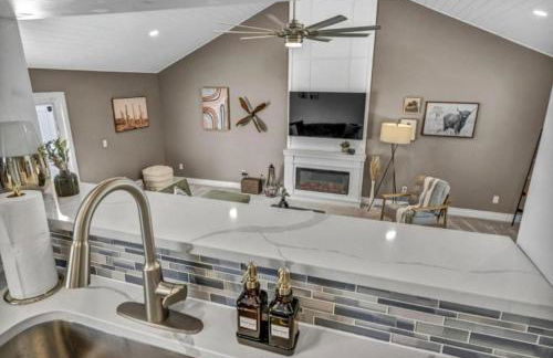 Swim and Relax In our Pool and Hot Tub and Recently Renovated - Foto 14