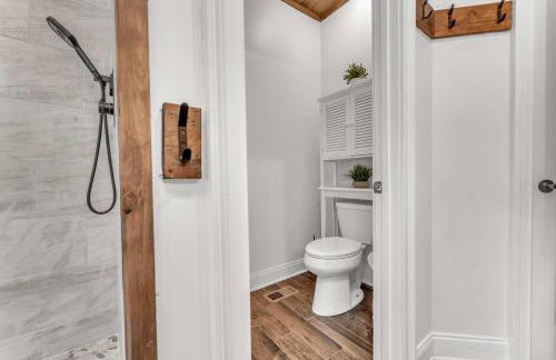 The Retreat at Wildwood - Hot Tub Theater & Deck - Foto 25