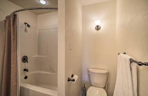 Updated Townhome with Hot Tub - Walk to Downtown! - Foto 13