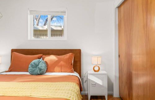 The Aspen is a mid-century modern upstairs unit. - Foto 22