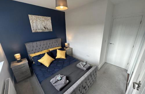 3 Bed Home for Contractors & Relocators with Parking, Garden & WiFi 5 mins walk to Town Centre & Train Station - Foto 3