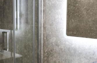 The Eden Suite - 1BR Chic Apt with Luxe Shower, Smart TV & Free Secure Parking in Central High Wycombe HP13, Sleeps 3 - Foto 51