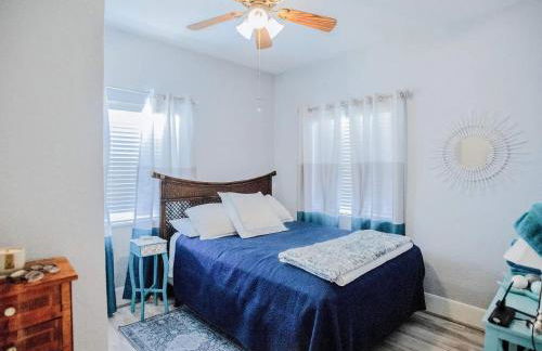 Soothing Blues in Peaceful 2BR 1BA Cottage - Foto 13