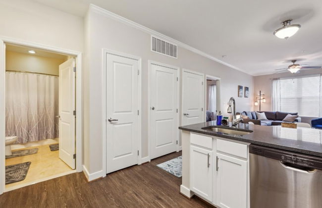 Stylish 1 BR Apartment w Movie Theater - Photo 11