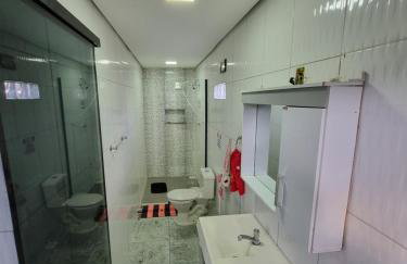 Lindo Apartamento, WiFi Rápido, 2 Banheiros, Suíte, Sala Confortável, Cozinha Completa, Microondas, Entrada Privativa, Perto do Shopping Pátio Matosinhos, 5 min do Centro Histórico - Foto 12