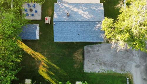 5 Bedroom Lakeside Home Sleeps 12 - Shared Lake Access, Large Yard, Central Air, Fire Pit, Horseshoes & More! - Photo 3