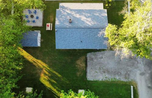 5 Bedroom Lakeside Home Sleeps 12 - Shared Lake Access, Large Yard, Central Air, Fire Pit, Horseshoes & More! - Foto 3