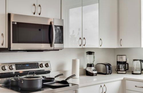 Metro View 2BR I Parking I King Bed I Workspace - Foto 16