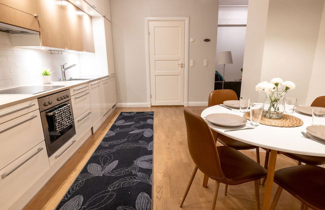 2ndhomes Center Home w Sauna & Balcony - Foto 1