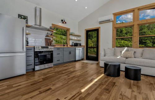 Romantic Mountain Retreat with Hot Tub and Panoramic Views Near Marshall, NC - Foto 9