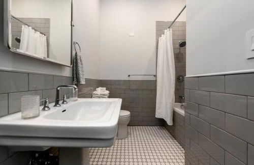 Remodeled 2BR Downtown Near Acrisure Stadium - Foto 12