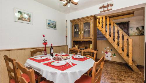 2 Bedroom Beautiful Home In Plaski - Foto 4