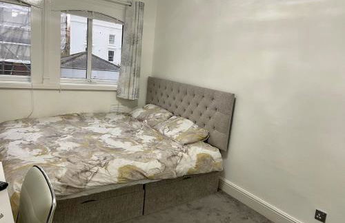 3 Bedroom House with a Private Garden - Foto 14