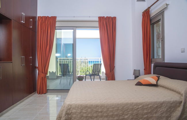 Stunning new Beach Front Villa,1st Line to the Beach, Large Pool, Wonderful Area - Foto 12