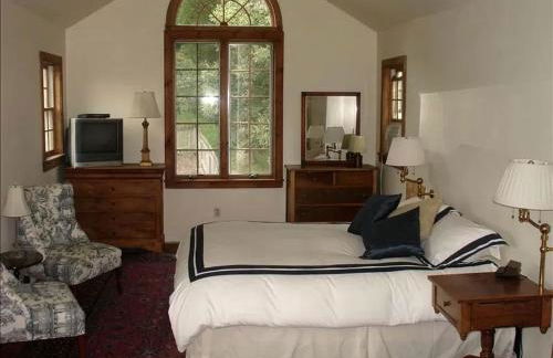 Secluded Cottage Rental with a Heated Pool in Red Hook for Family Getaways in New York State - Photo 9