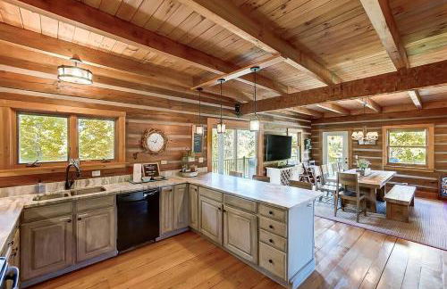 Large Log Cabin Chalet w/ Hot Tub - Horses & Lake! - Foto 71