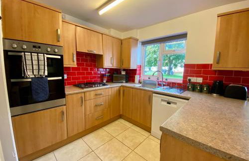 Your Leominster Base - 3BR Home with Garden & Parking - Foto 30