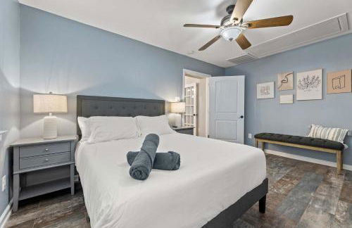 Luxurious Home with Huge Pool - Photo 27