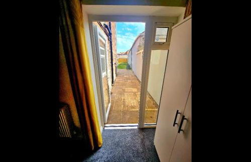 Newly refurbed - sleeps 6 - long stay - Foto 12