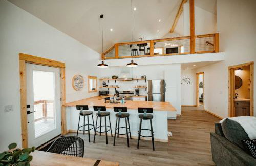 New Cabin Pet Friendly With A Game Room And King Beds - Foto 5