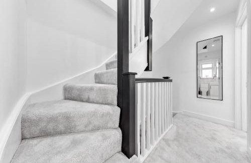 AC & Private Drive Stylish 4BR 5 Beds 8 Guests Wifi And Parking - Photo 50