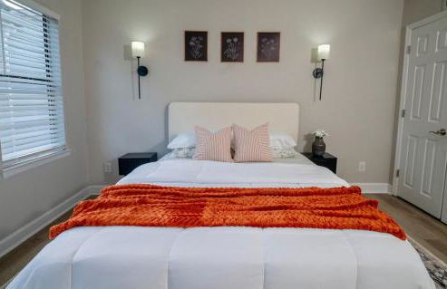 Uptown LUXE Retreat with Parking & Walk to City Center - Foto 31