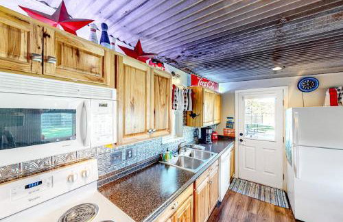 Charming Dog-Friendly Lakefront Home with Lake View, Dock, & Washer/Dryer - Foto 11