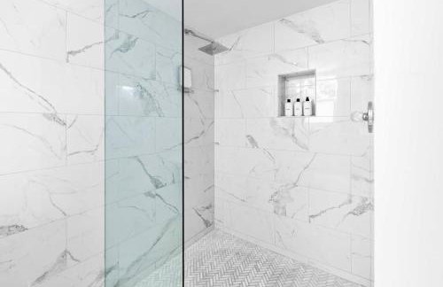 Monterey Manor Interior Designed Home Plus Pool - Photo 47