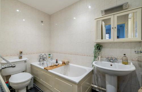 Charming 3-Bedroom London Townhouse Balcony - Foto 8