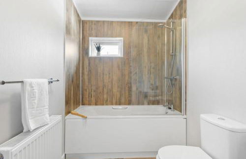 Rose Lodge, 21 Roadford Lake Lodges - Hot Tub, Free Parking and WiFi, Short Walk to Lake - Foto 19