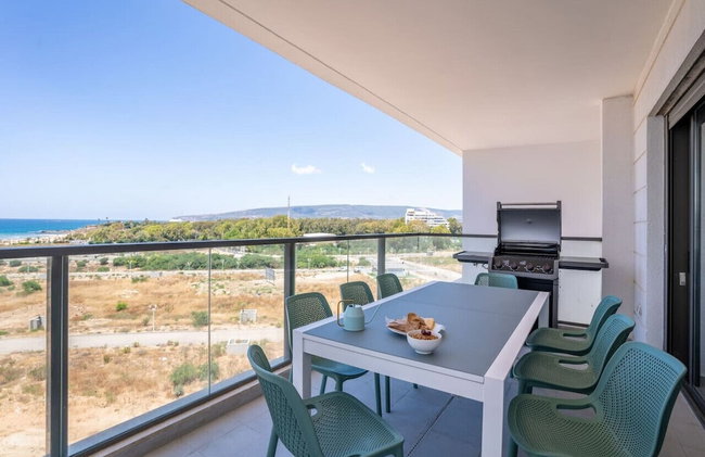 Stylish Seaside Escape with Balcony by Sea N' Rent - Foto 47