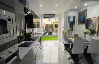 NEW…THE HOTTUB HOUSE BLACKPOOL PLEASURE BEACH - Photo 18