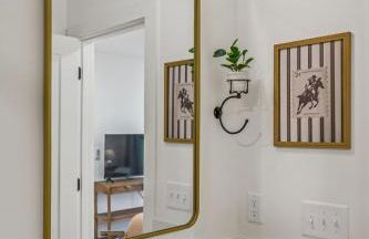 Modern Multi-Level Retreat with Rooftop Hot Tub - Foto 44